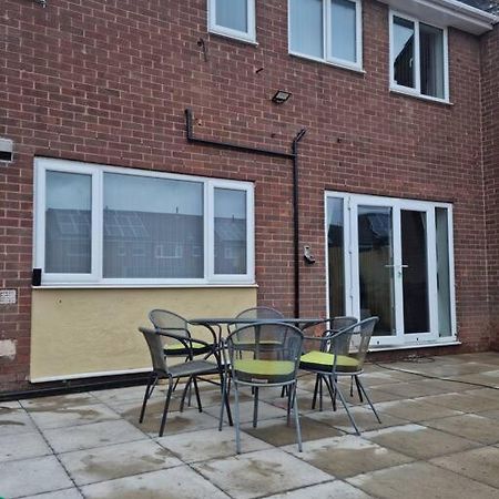 5 Bedroom House - Cheshire Oaks エルズミアポート エクステリア 写真