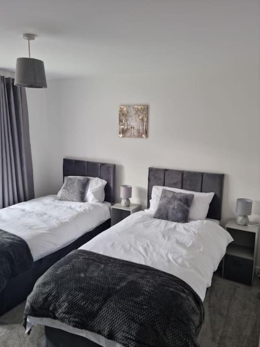5 Bedroom House - Cheshire Oaks エルズミアポート エクステリア 写真