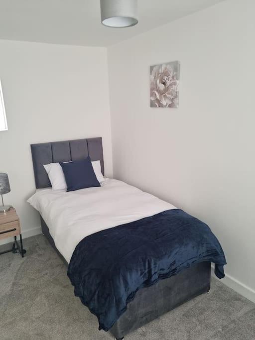 5 Bedroom House - Cheshire Oaks エルズミアポート エクステリア 写真